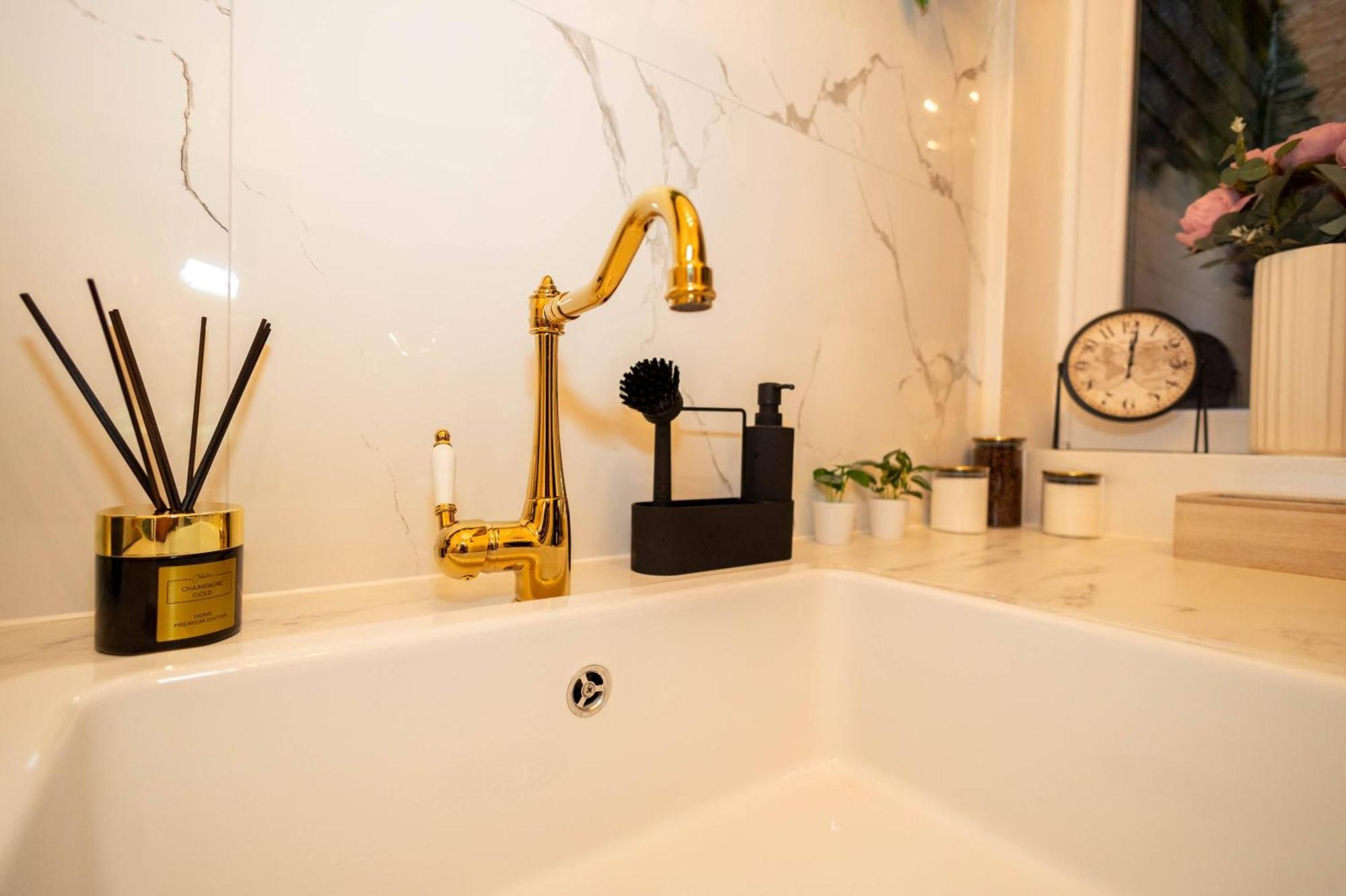 New, Stylish And Spacious Apartment Bratislava Bagian luar foto