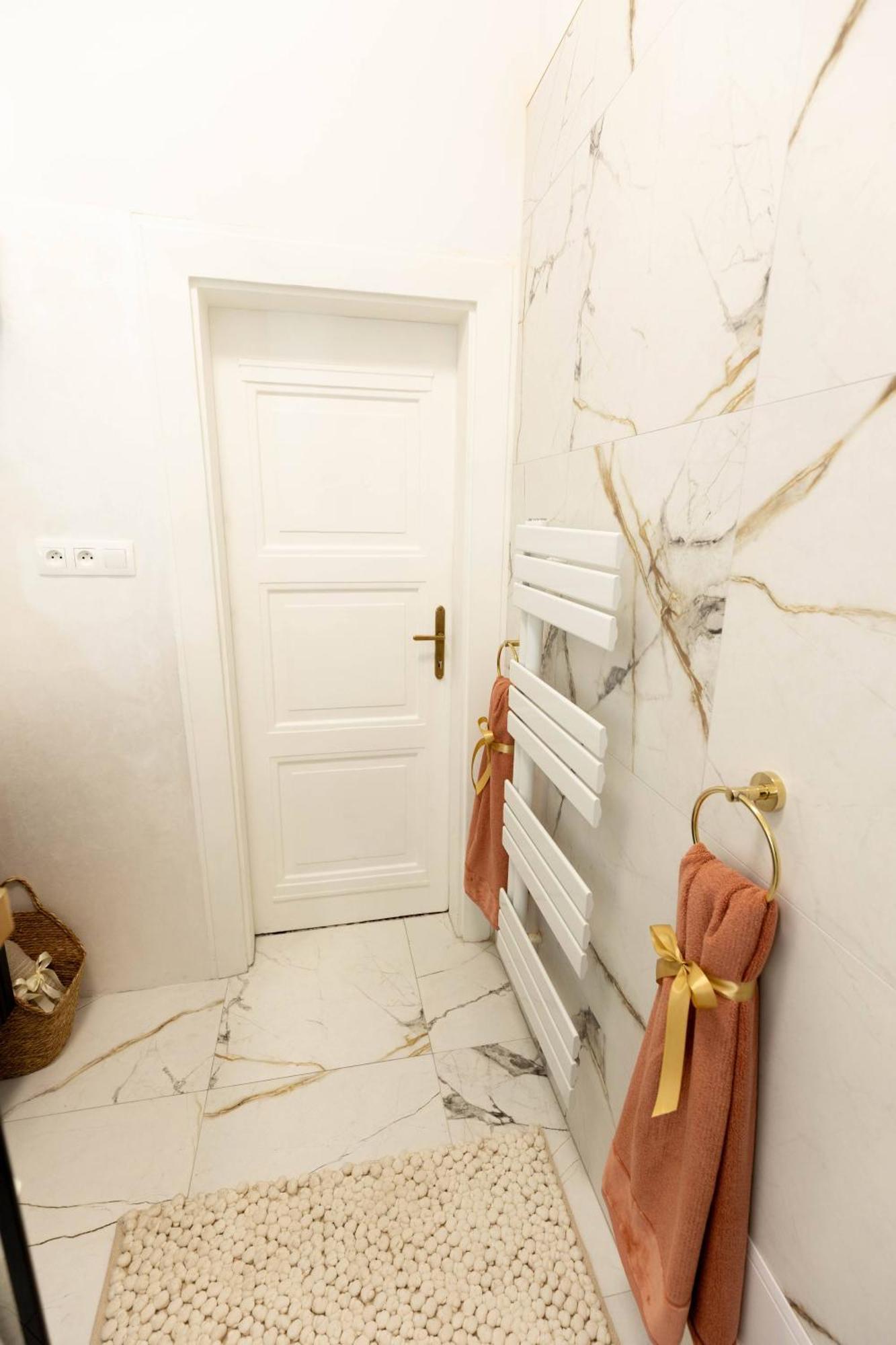 New, Stylish And Spacious Apartment Bratislava Bagian luar foto